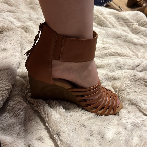 Aerosoles HeelRest tan sandals size 8.5. 3&1/4 “ heel - Picture 4 of 9